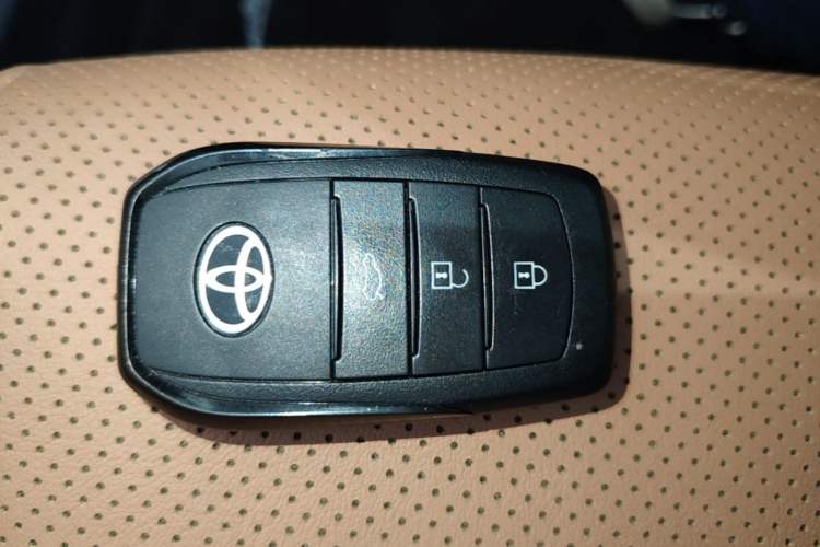 Used Toyota Camry 2024 Dual-Motor 2.0 HGVP Luxury Edition Vehicle Key