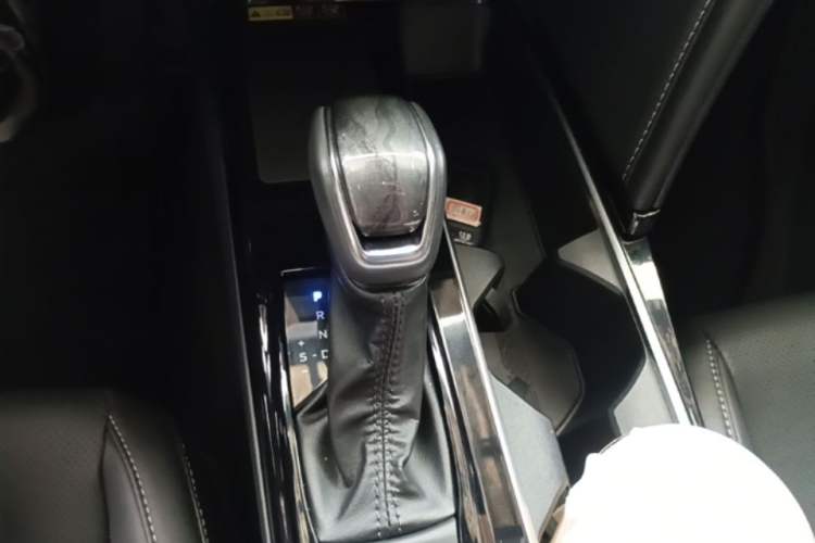 Used Toyota Camry 2024 Dual-Motor 2.0 HGVP Luxury Edition Gear Lever