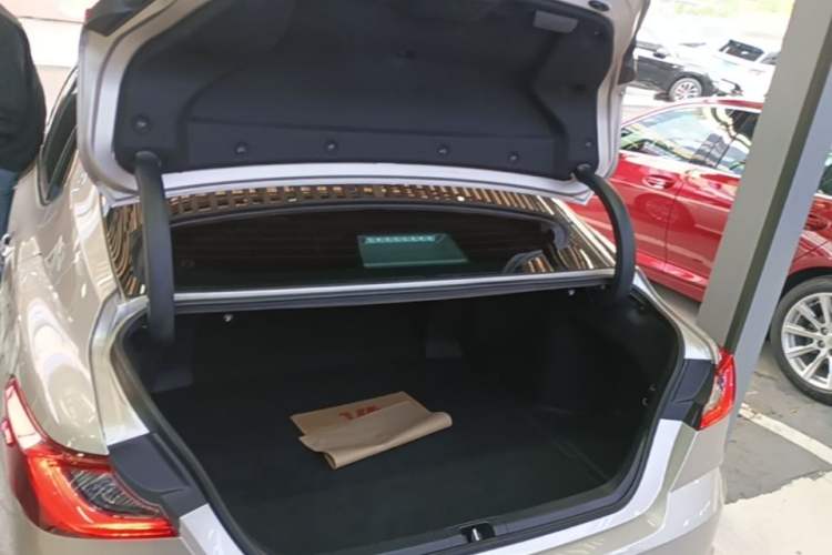 Used Toyota Camry 2024 Dual-Motor 2.0 HGVP Luxury Edition Trunk