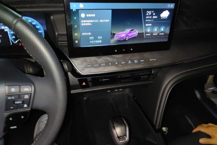 Used Toyota Camry 2024 2.0G Prestige Edition Audio And AC Panel