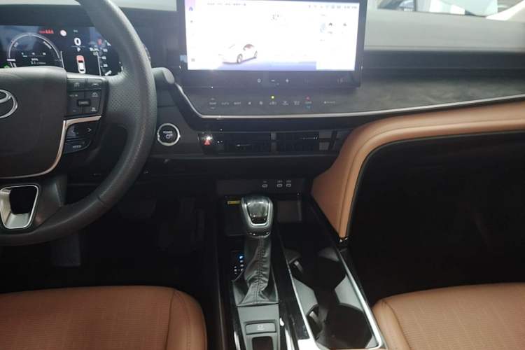 Used Toyota Camry 2024 Dual-Motor 2.0 HG Premium Edition Audio And AC Panel