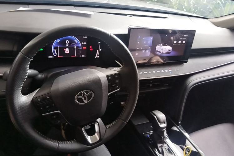 Used Toyota Camry 2024 Dual-Motor 2.0 HGVP Luxury Edition Center Console