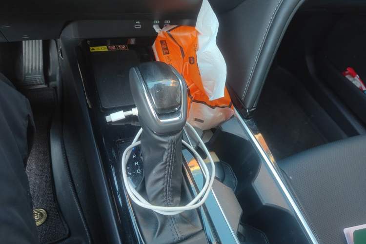 Used Toyota Camry 2024 Dual-Motor 2.0 HGVP Luxury Edition Gear Lever