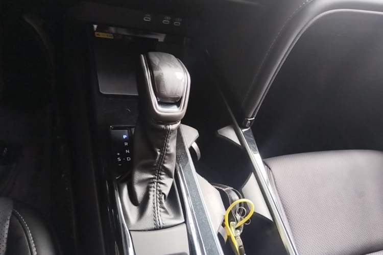 Used Toyota Camry 2024 Dual-Motor 2.0 HGVP Luxury Edition Gear Lever