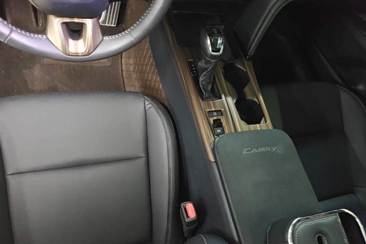 Used Toyota Camry 2024 Dual-Motor 2.0 HGVP Luxury Edition Gear Lever