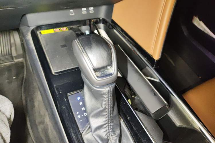 Used Toyota Camry 2024 Dual-Motor 2.0 HG Premium Edition Gear Lever