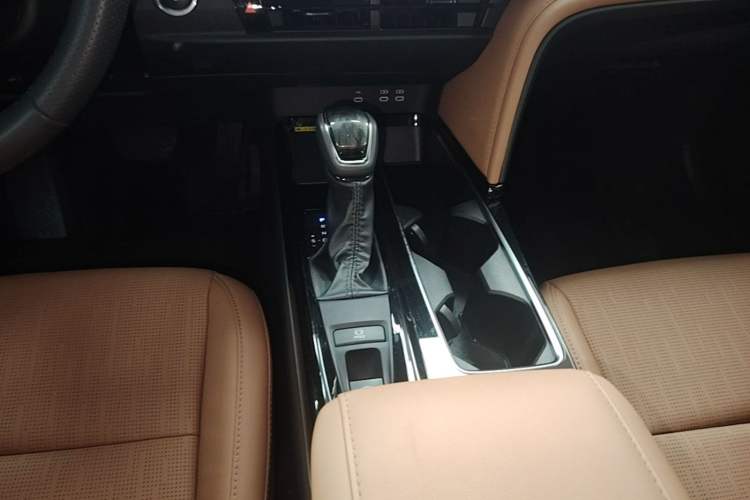 Used Toyota Camry 2024 Dual-Motor 2.0 HG Premium Edition Gear Lever