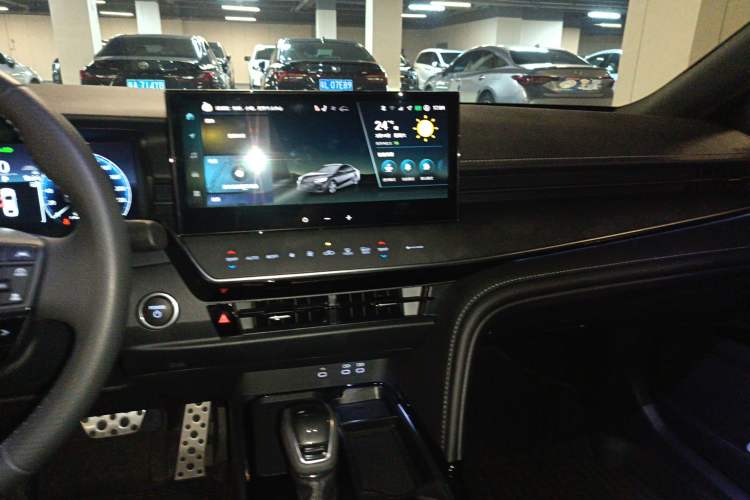 Used Toyota Camry 2024 Dual-Motor 2.0HS Sport Edition Audio And AC Panel