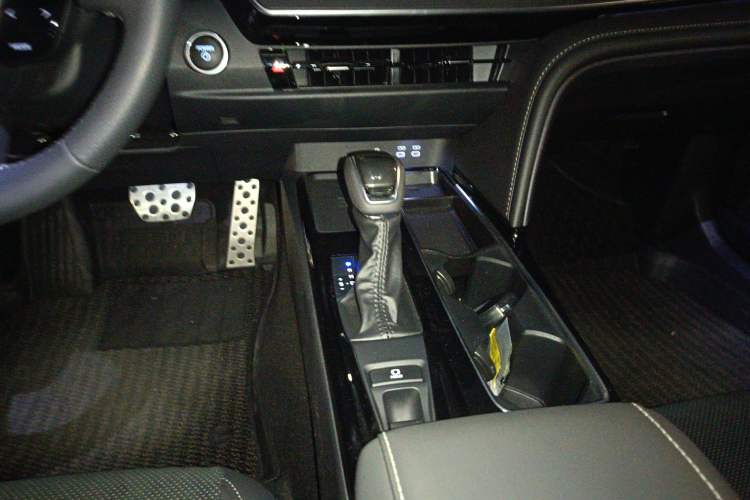 Used Toyota Camry 2024 Dual-Motor 2.0HS Sport Edition Gear Lever