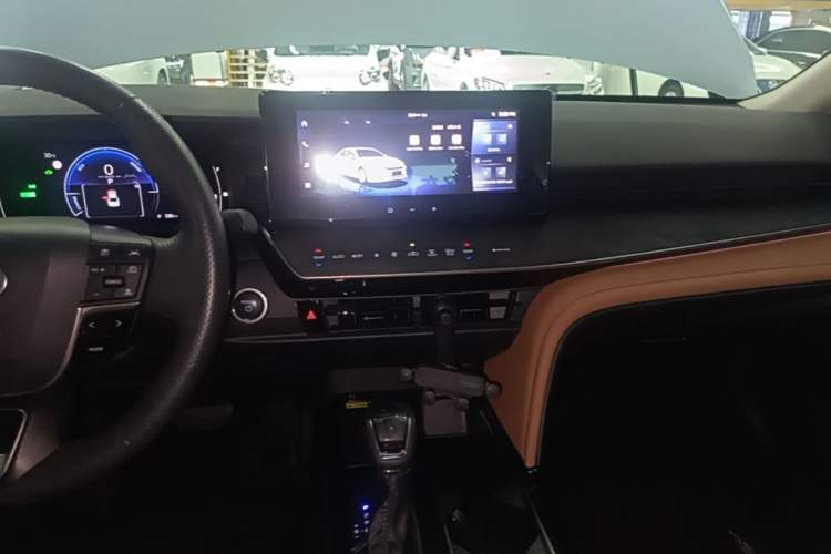 Used Toyota Camry 2024 Dual-Motor 2.0 HGVP Luxury Edition Audio And AC Panel