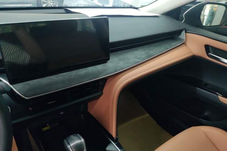 Used Toyota Camry 2024 Dual-Motor 2.0 HGVP Luxury Edition Audio And AC Panel