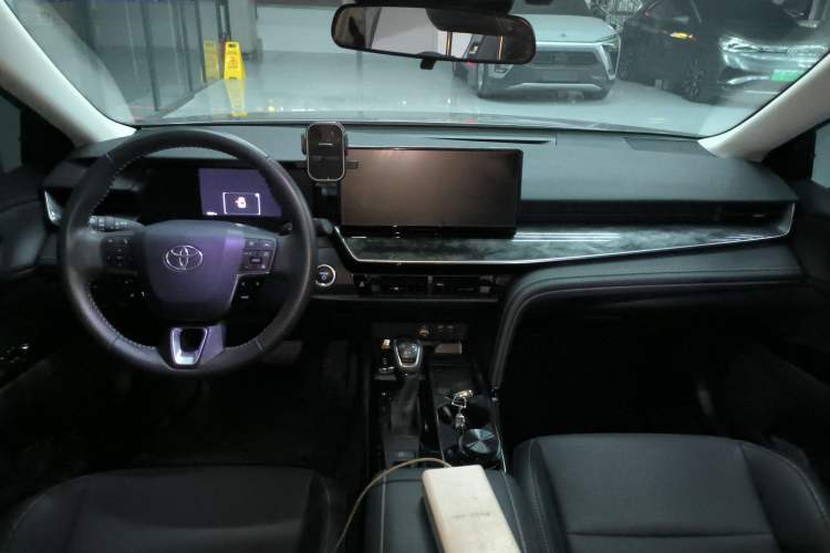 Used Toyota Camry 2024 Dual-Motor 2.0 HGVP Luxury Edition Center Console