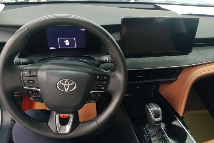 Used Toyota Camry 2024 Dual-Motor 2.0 HGVP Luxury Edition Center Console