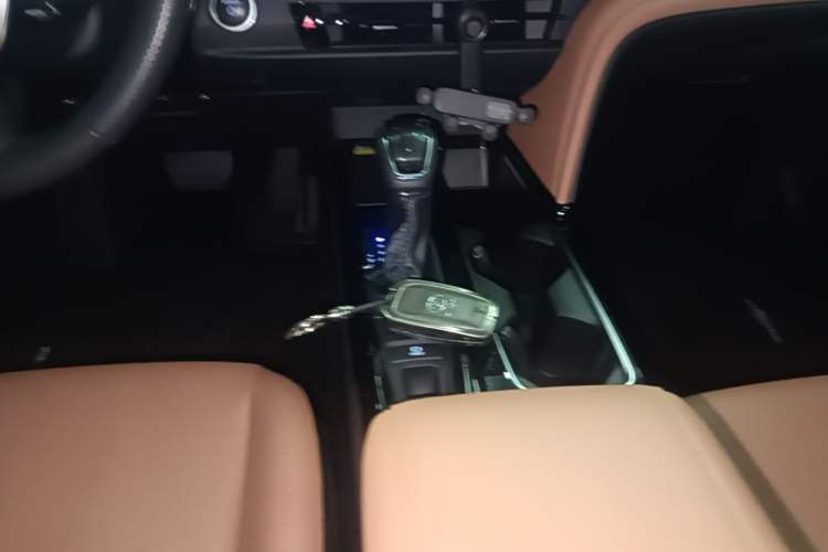 Used Toyota Camry 2024 Dual-Motor 2.0 HGVP Luxury Edition Gear Lever
