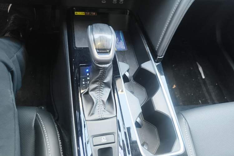 Used Toyota Camry 2024 Dual-Motor 2.0 HGVP Luxury Edition Gear Lever