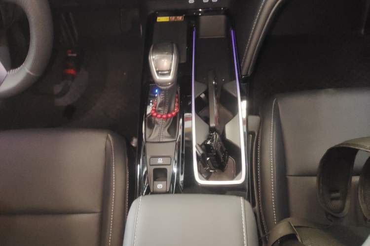 Used Toyota Camry 2024 Dual-Motor 2.0 HGVP Luxury Edition Gear Lever