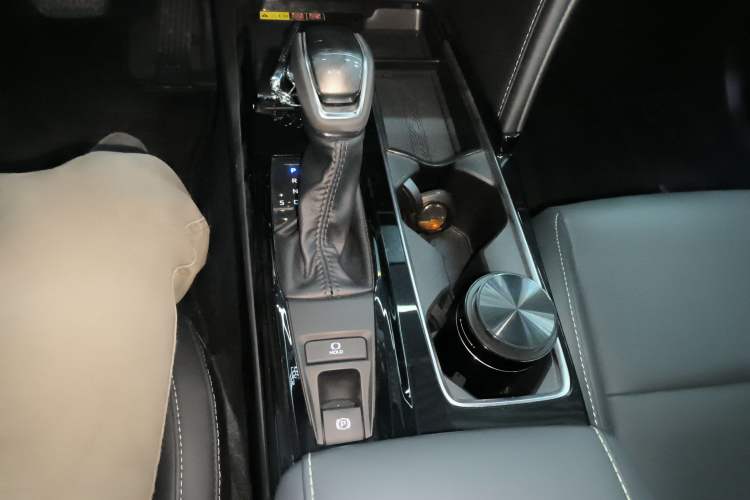 Used Toyota Camry 2024 Dual-Motor 2.0 HGVP Luxury Edition Gear Lever