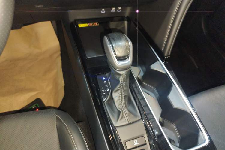 Used Toyota Camry 2024 Dual-Motor 2.0 HGVP Luxury Edition Gear Lever