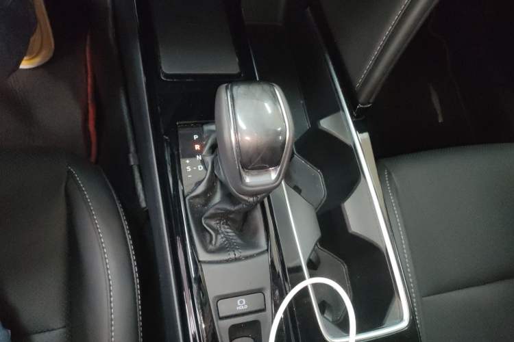 Used Toyota Camry 2024 Dual-Motor 2.0 HGVP Luxury Edition Gear Lever