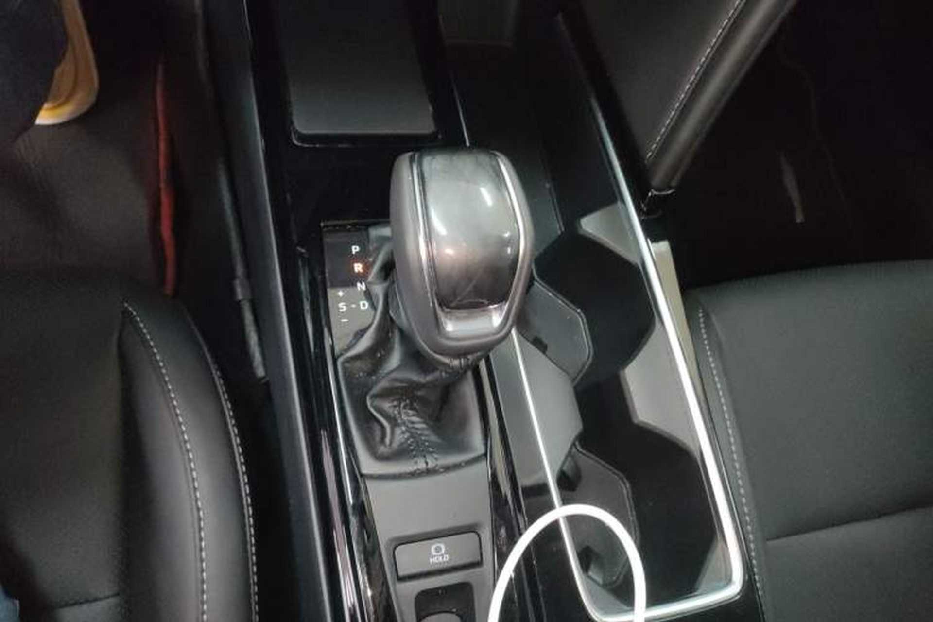 Used Toyota Camry 2024 Dual-Motor 2.0 HGVP Luxury Edition Gear Lever