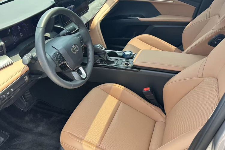 Used Toyota Camry 2024 Dual-Motor 2.0 HGVP Luxury Edition Interior 2