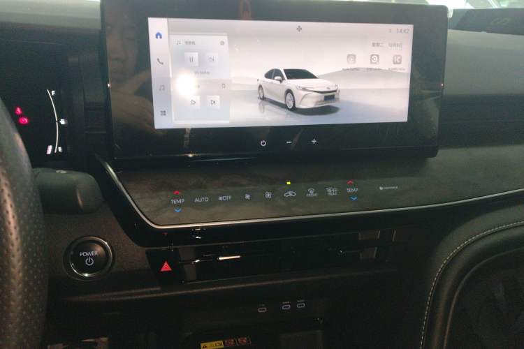 Used Toyota Camry 2024 Dual-Motor 2.0 HGVP Luxury Edition Audio And AC Panel