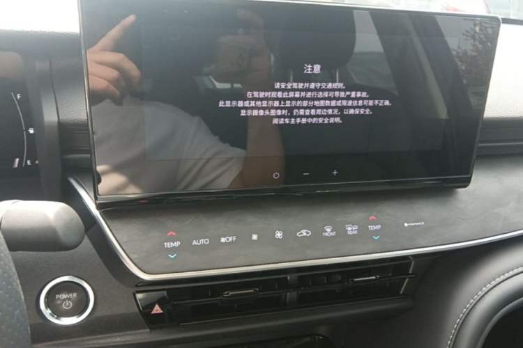 Used Toyota Camry 2024 Dual-Motor 2.0 HGVP Luxury Edition Audio And AC Panel