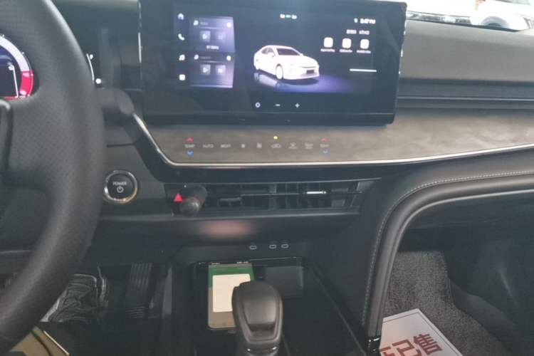 Used Toyota Camry 2024 Dual-Motor 2.0 HE Elite Edition Audio And AC Panel