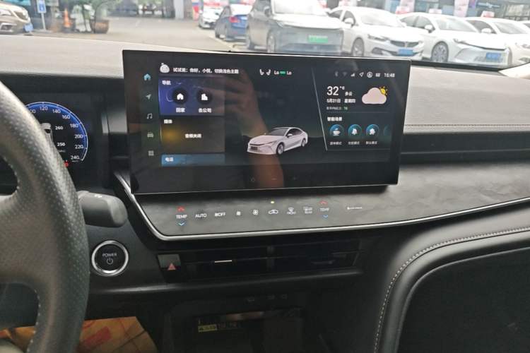 Used Toyota Camry 2024 Dual-Motor 2.0 HG Premium Edition Audio And AC Panel