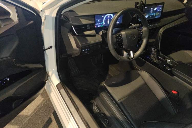 Used Toyota Camry 2024 Dual-Motor 2.0 HG Premium Edition Driver Seat