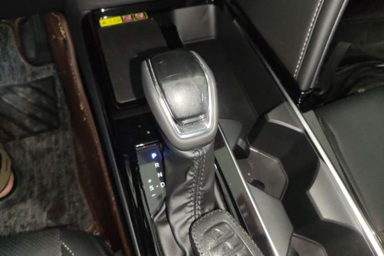 Used Toyota Camry 2024 Dual-Motor 2.0 HGVP Luxury Edition Gear Lever