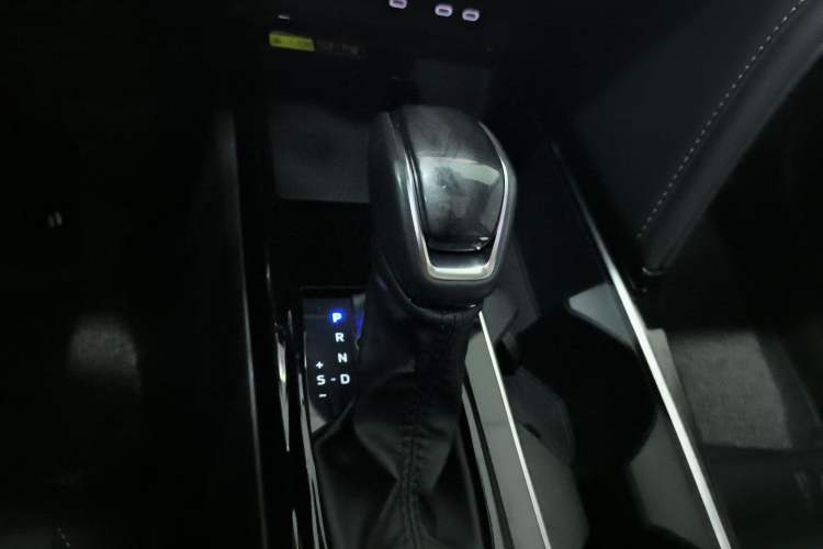 Used Toyota Camry 2024 Dual-Motor 2.0 HGVP Luxury Edition Gear Lever