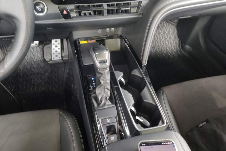 Used Toyota Camry 2024 Dual-Motor 2.0HS Sport Edition Gear Lever