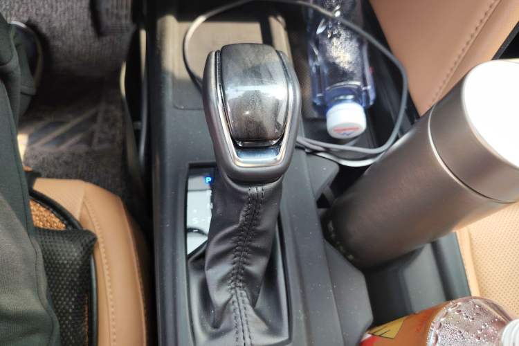 Used Toyota Camry 2024 Dual-Motor 2.0 HGVP Luxury Edition Gear Lever
