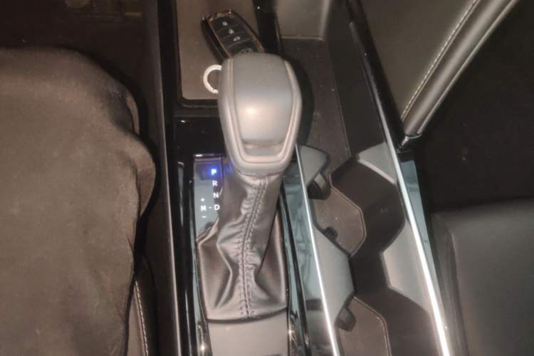 Used Toyota Camry 2024 2.0E Elite Edition Gear Lever