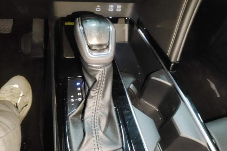 Used Toyota Camry 2024 Dual-Motor 2.0 HG Premium Edition Gear Lever