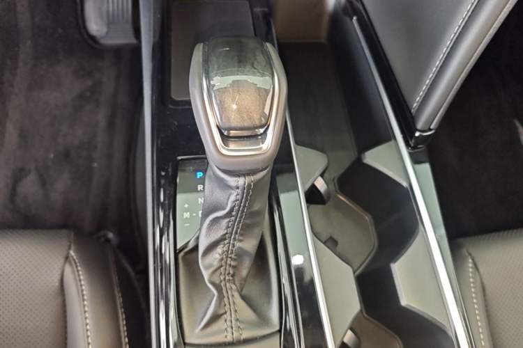 Used Toyota Camry 2024 2.0 GVP Luxury Edition Gear Lever