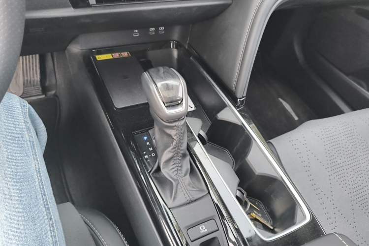 Used Toyota Camry 2024 2.0 GVP Luxury Edition Gear Lever