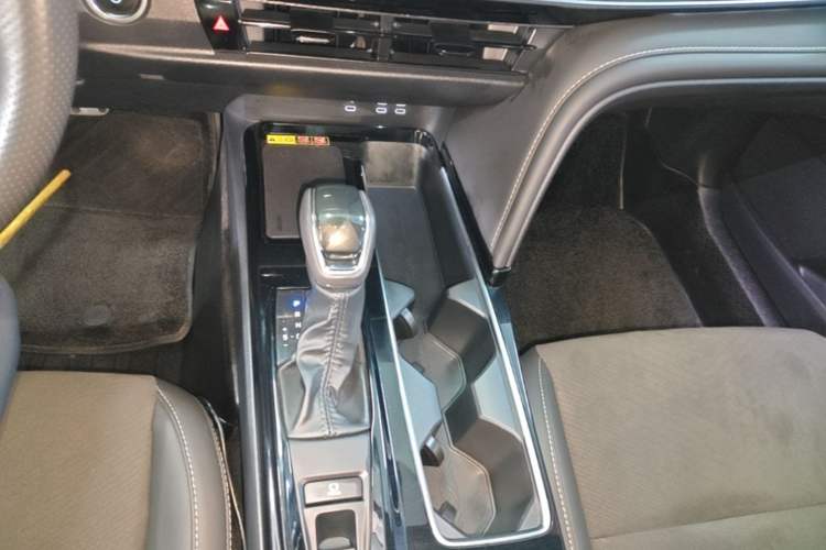 Used Toyota Camry 2024 Dual-Motor 2.0 HXS Sport Plus Edition Gear Lever