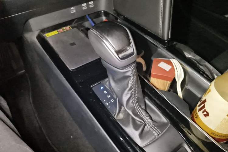 Used Toyota Camry 2024 Dual-Motor 2.0 HGVP Luxury Edition Gear Lever