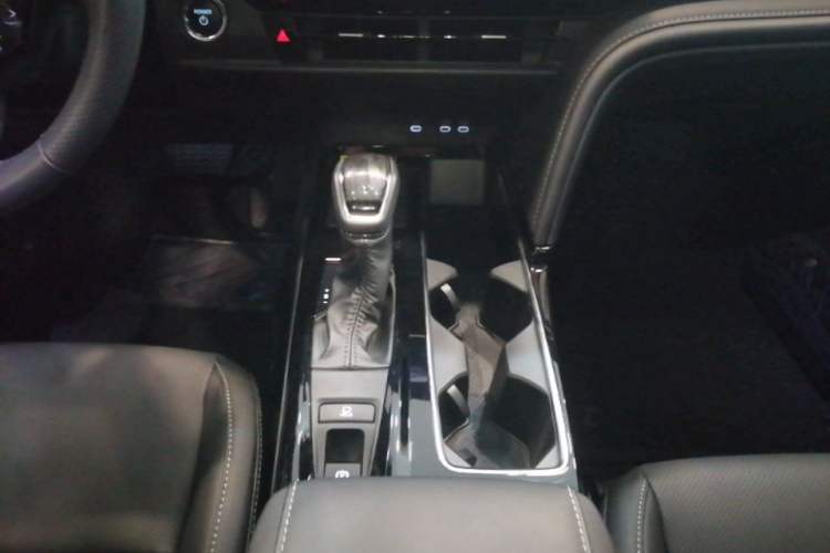 Used Toyota Camry 2024 Dual-Motor 2.0 HGVP Luxury Edition Gear Lever
