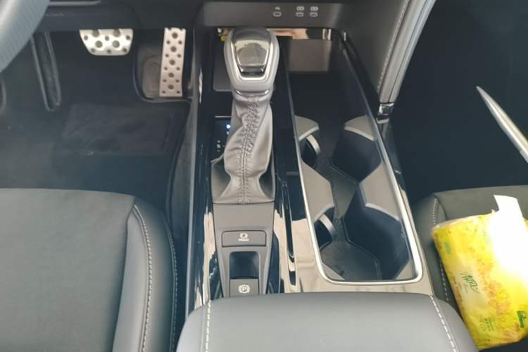 Used Toyota Camry 2024 Dual-Motor 2.0 HXS Sport Plus Edition Gear Lever