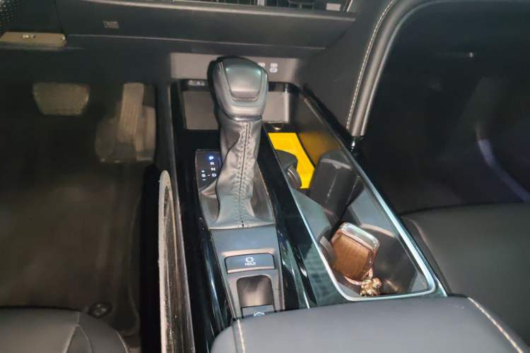 Used Toyota Camry 2024 Dual-Motor 2.0 HE Elite Edition Gear Lever
