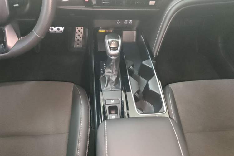 Used Toyota Camry 2024 Dual-Motor 2.0 HXS Sport Plus Edition Gear Lever