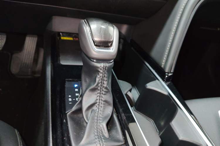 Used Toyota Camry 2024 Dual-Motor 2.0 HGVP Luxury Edition Gear Lever