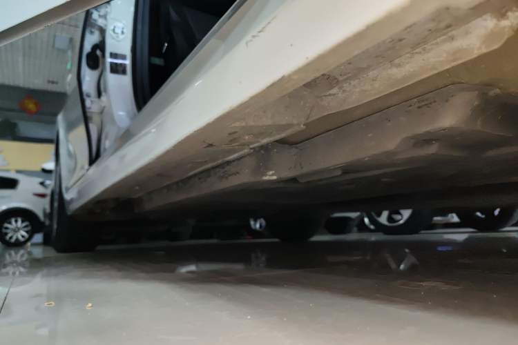 Used Toyota Camry 2024 Dual-Motor 2.0 HE Elite Edition Right Side Sill