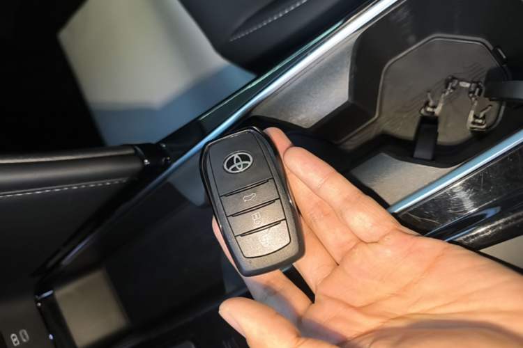 Used Toyota Camry 2024 Dual-Motor 2.0 HG Premium Edition Vehicle Key