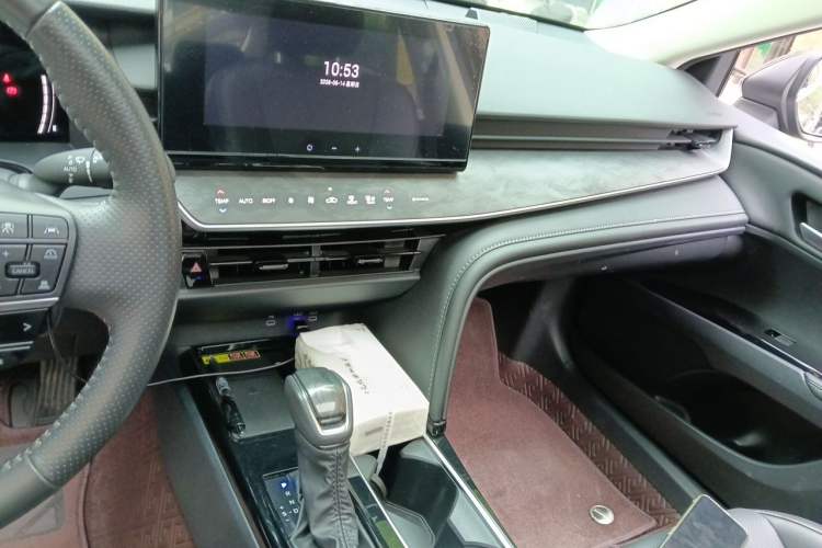 Used Toyota Camry 2025 Dual-Motor 2.0 HXS Glory Edition Audio And AC Panel