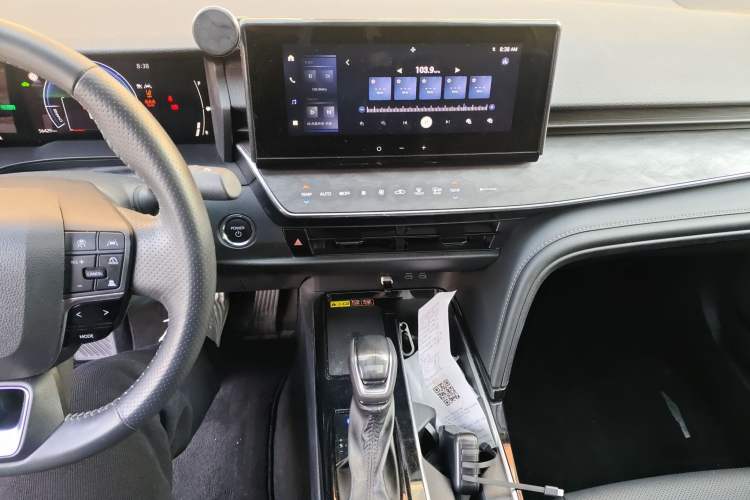 Used Toyota Camry 2025 Dual-Motor 2.0 HG Guanghui Edition Audio And AC Panel