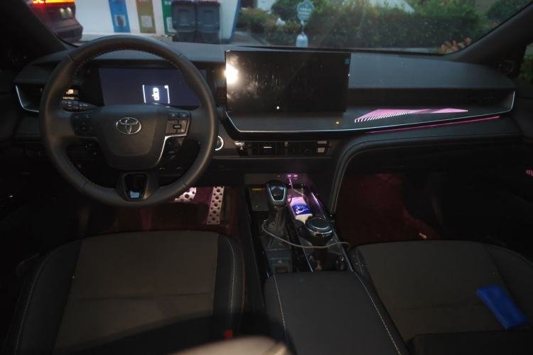 Used Toyota Camry 2025 Dual-Motor 2.0 HXS Glory Edition Center Console
